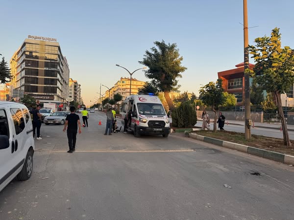 Kilis Adliye Kavşağı’nda Çukurdan Kaçan Motosiklete Arkadan Çarpma: 2 Yaralı